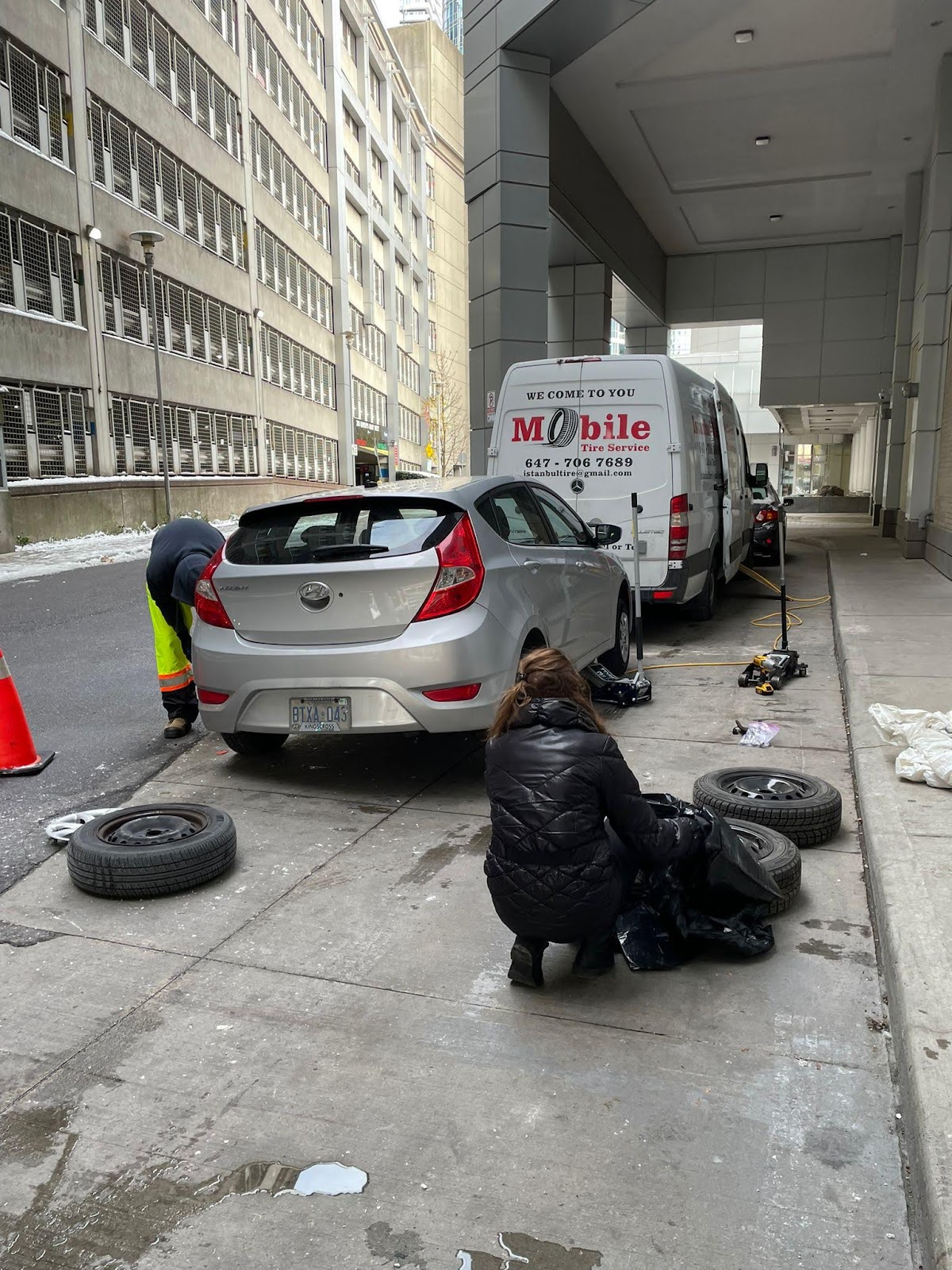 Istanbul Mobile Tire Service van at a winter curbside job